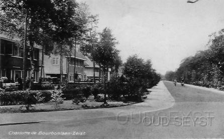 Ch. de Bourbonln-1938-001.jpg - Hoek Charlotte de Bourbonlaan, Jan Willem Frisolaan in 1938. De Charlotte de Bourbonlaan werd op 10 december 1931 vernoemd naar Charlotte de Bourbon (1546-1582). Zij trouwde met Prins Willem I van Oranje in Brielle. Foto gemaakt in 1938.